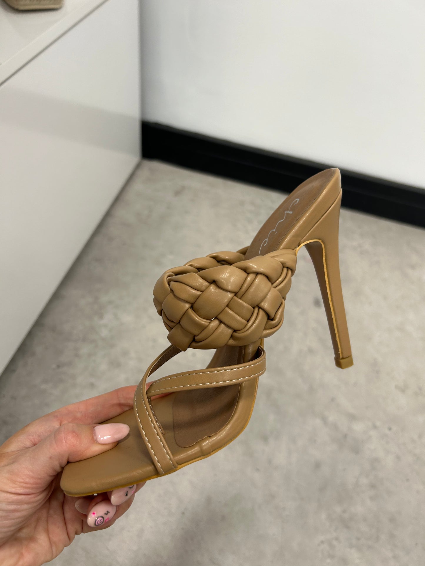 Tan knot heel